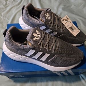 Adidas Swift Run 22 - mens size 8